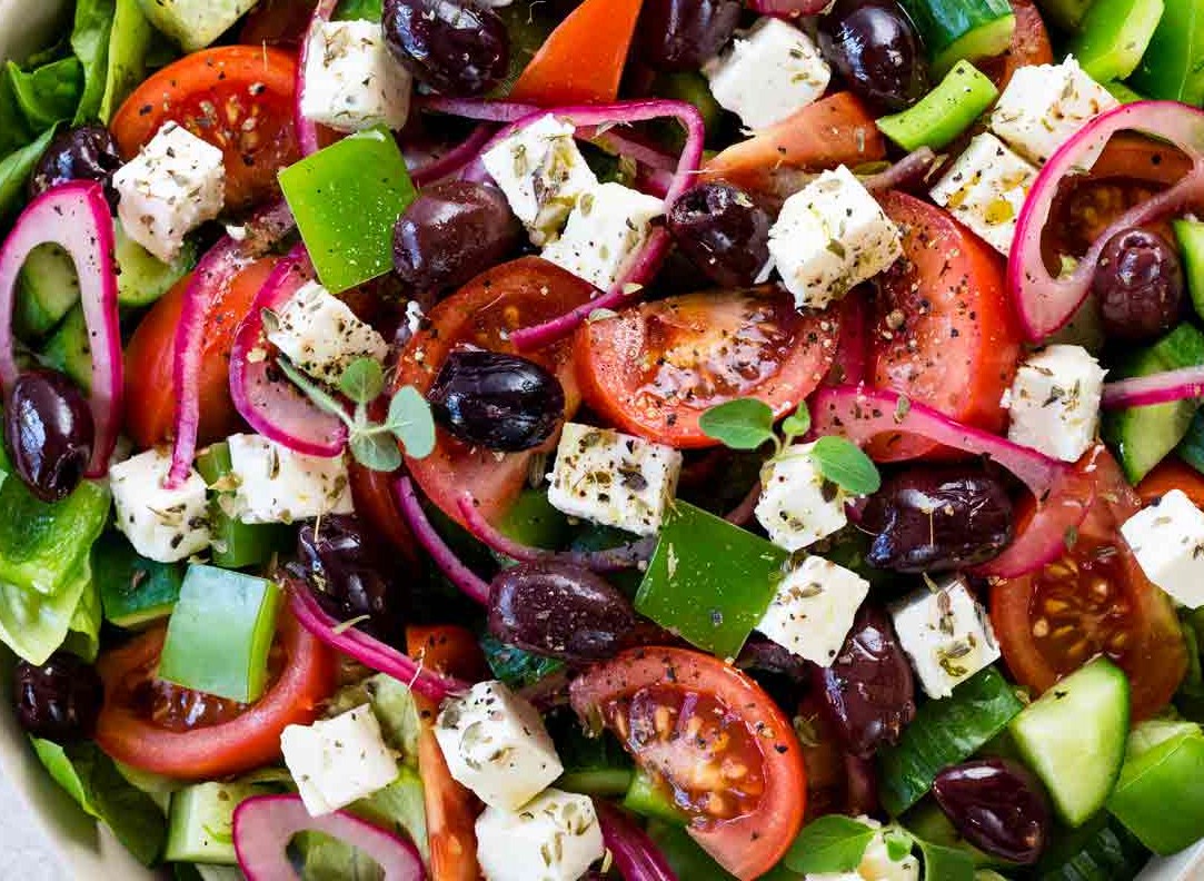 Салат пятерка. Греческий салат. Греческий салат Ингредиенты. Салат греческий порция. Греческий салат порционно.
