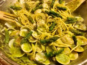 Spaghetti alle vongole e crema di asparagi